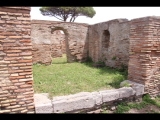 08137 ostia - regio v - semita dei cippi - edificio (v,iv,1) - westseite - nordwestecke - laden - bli ri osten - 06-2024.jpg